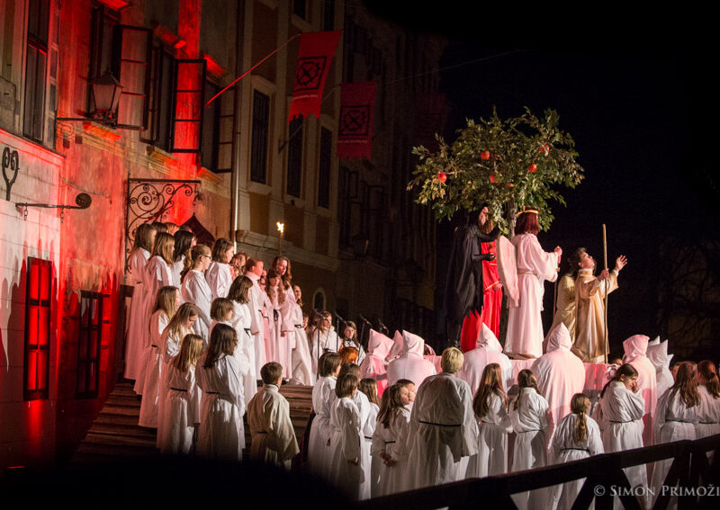 Od uprizoritve do doživetja: Škofjeloški pasijon kot nesnovna kulturna dediščina